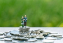 Reducerea vârstei de pensionare, votată de Parlament, ar putea duce la falimentarea sistemului de pensii | API