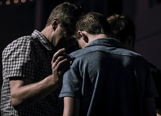 „Eu te iubesc așa cum ești”. O istorie în care tata și mama unui tânăr gay au devenit cei mai mari aliați ai lui | GENDERDOC-M