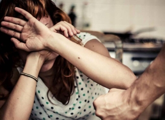 Condamnat la 130 de ore de muncă în folosul comunității, după ce și-a bătut soția până la moarte. „Atât costă viața unei femei?” | ZdG