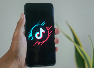 Doi tik-tokeri sancționați pentru discurs de ură după Marșul Pride | GENDERDOC-M